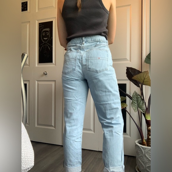 Tommy Hilfiger light wash high waisted mom jeans cut at the bottom - Picture 4 of 6